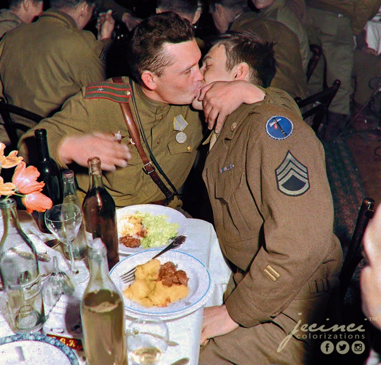 ソ連の兵士がアメリカの兵士にキス