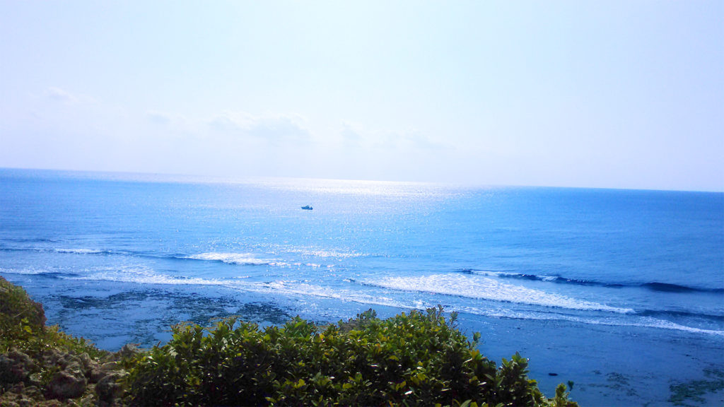 喜屋武岬の海と船