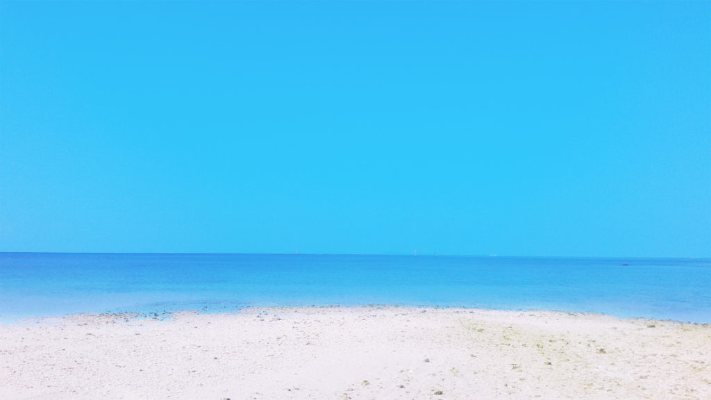 真っ白な砂浜の波打ち際 商用利用可なフリー画像素材 国映館