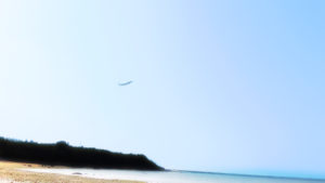 離陸する飛行機が見えるビーチ