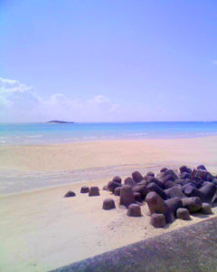 糸満美々ビーチ近くの砂浜と岡波島