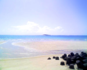 糸満美々ビーチ近くの砂浜から見える岡波島